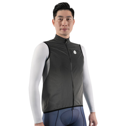 GRADIENT REFLECTIVE VEST BLACK POSE